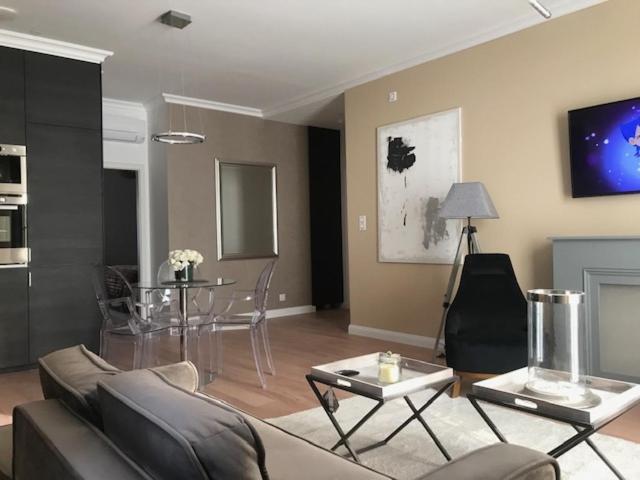 Lazare Maison De Maitre , Appartements De Standing Avec Parking Privatif A Seulement 7 Minutes A Pied Du Centre Historique De Beziers Exterior photo